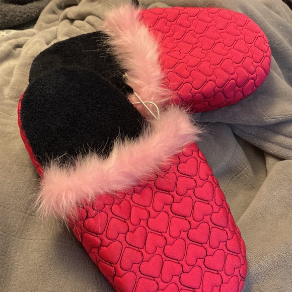 Super cute pink fuzzy slippers - Picture 3 of 3